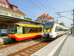 Stadtbahnzug 899 steht als S8 nach Karlsruhe Tullastraße neben BR 3442-710 als RE nach Stuttgart Hbf in Freudenstadt Hbf, 05.08.2018.