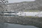 RE 55 / RE 3213 von Donaueschingen nach Ulm fhrt bei Dietfurt durch die winterliche Landschaft, die sich in der Donau spiegelt