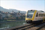 Jenseits des Rheins- 

... liegt im Gegenlicht die Altstadt von Laufenburg (CH), während ein IRE-Triebzug der Baureihe 612 den Bahnhof von Laufenburg (Baden) durchfährt.

23.03.2022 (M)