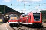 Generationenvergleich im Bahnhof von Geislingen (Steige):  Links ein Karlsruher Kopf an einer Regionalbahn nach Stuttgart, rechts ein Doppelstocksteuerwagen an einem Regionalexpress nach Ulm.