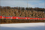 An der Wacholderheide -    Ein leuchtend rotes Band vor der Wacholderheide bei Lonsee.