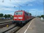 Am 15.08.2012 kam 111 064 mit ihrer RB aus Offenburg nach Neuenburg am Rhein in Mllheim (Baden) an.