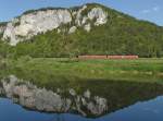 Vor dem sich im Wasser der Donau spiegelnden Schaufelsen befindet sich am 09.06.2014 IRE 3210 von Ulm kommend auf der Fahrt nach Neustadt (Schwarzwald).