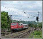 111 051 durchfährt am 30.5.14 mit einem RE den Bahnhof von Stuttgart Untertürkheim und wird nach einem letzten Stop in Cannstatt in wenigen Minuten den Hauptbahnhof von Stuttgart erreichen.