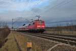 Nachschuss am 03.01.2014 auf die Freiburger 111 061, als sie die RegionalBahn 26564 von Basel Bad Bf nach Offenburg an dem kleinen Winzerort Hügelheim vorbei schob.