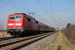 Mit einer RB zum Grenzbahnhof Neuenburg (Baden) war am 08.03.2014 die Freiburger 111 054 unterwegs, als sie am kleinen Örtchen Hügelheim ihrem vorletzten Zwischenhalt in Müllheim