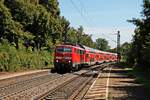 Mit ihrem RE (Regensburg Hbf - Nürnberg Hbf) fuhr am 27.08.2015 die Nürnberger 111 022-0 durch den Haltepunkt von Etterzhausen in Richtung Norden.