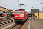 Einfahrt am Abend des 27.08.2015 von der Nürnberger 111 202-8 mit ihrem RE (Nürnberg hbf - Regensburg Hbf) auf Gleis 8 des Zielbahnhofes.