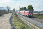 111 017 mit der RB 59150 von München Hbf nach Nürnberg Hbf bei Rohrbach, 21.10.2017