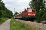 111 040 bringt bei Rosenheim den RE 30021  OBERBAYERN-EXPRESS  von Mnchen nach Salzburg.