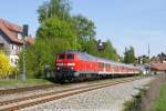 Unmittelbar danach RB 32890 mit 218 462, die mit leicht gelbem Schienenrumer ausgestattet ist und talwrts mit Ziel Inselbahnhof Lindau durch Oberreitnau rollt.