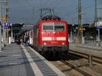 111 035 steht am 15.10.2011  mit ihrem RE/RB in Richtung Salzburg zu Abfahrt bereit.