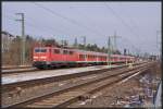 111 168-1 wird mit ihren  Flachpark  gleich den Bahnhof Nrnberg-Stein durchfahren.