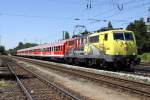 Die ADAC 111 024-6 zieht den Radl Express von Landshut nach Markt Schwaben durch Mnchen Riem am 02.08.2013