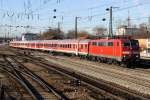 Die 111 067-5 mit der RB von München nach Salzburg in Rosenheim am 10.12.2013