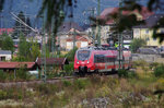 2442 207 ist als RB München-Reutte in Tirol unterwegs und hat gerade den Bahnhof Garmisch-Partenkirchen verlassen und schwenkt in Richtung Zugspitze und Außerfern ein.