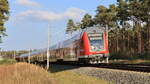 An der Siedlung Hubertus, an der Gemeinde Schönefeld nahe Berlin, fährt am 26. September  auf der Strecke zum BER ein Regionalzug als FEX (Flughafen-Express Berlin).