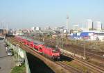 Ein Regional-Express nach Frankfurt(Oder) rollt die stliche Rampe der berliner Stadtbahn hinunter.