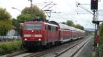 111 194 erreicht mit einem RE60 nach Frankfurt Hbf den Bahnhof Heppenheim.