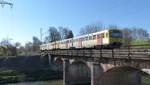 Ein VT2E als RB12 nach Königstein üerquert die Niddabrücke in Nied. Diese bereits 1839 erbaute Brücke ist die älteste Eisenbahn-Steinbogenbrücke Deutschlands. Aufgenommen am 27.3.2017 15:55