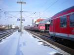 Begegnung in Butzbach:  Der Steuerwagen des von 110 428 gezogenen RB und 111 188 mit RE nach Kassel treffen sich am 02.01.2010  