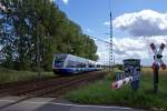 Usedomer Bderbahn  -  kurz vor Stralsund Hbf
UBB 24520 aus Swinoujscie Centrum ( Swinemnde )
Aufgenommen in der Andershofer Dorfstrae ( zu Stralsund )
26.07.2009