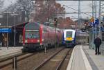 Umgeleiteter Interconnex (wegen Bombenentschärfung in Oranienburg) überholt in Pasewalk den RE 3 nach Stralsund.