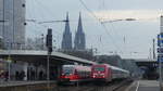 Ein Intercity überholt eine RB38 in Köln Messe/Deutz.