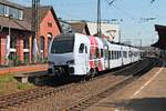 Ausfahrt am 12.04.2017 von SÜWEX 429 106 zusammen mit einem zweiten 429er als RE1 (Mannheim Hbf - Koblenz Hbf) aus dem Bahnhof von Völklingen gen Norden.