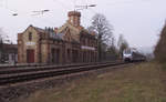 429 112 ist bei diesigem Wetter als RE (SÜWEX) nach Koblenz unterwegs und durchfährt den ehemaligen Bahnhof Beckingen Saar.