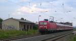 DB 143 896-9 mit dem RE 4676 von Halle (S) Hbf nach Nordhausen, in Wallhausen (Helme); 10.06.2011