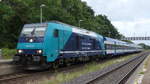 245 211 steht eines schönen Abends mit einer Married-Pair Wagen Garnitur im Bahnhof Morsum. Der Zug ist auf dem Weg als RE6 von Hamburg nach Westerland. Aufgenommen am 9.7.2018 21:25