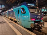 Stadler  Akku-Flirt  826 025 mit 023 steht in Doppeltraktion in Lübeck Hbf, 22.12.2023.