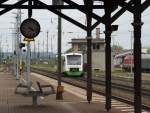 Durchblick durch die schne Bahnsteigkonstruktion des Bahnhofes in Leinefelde auf VT 008 - Regio Shuttle der Erfurter Bahn.