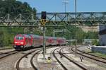 Auf der Fahrt von Lindau nach Ulm [Stuttgart] schiebt 245 037 die Wagen des IRE 4218 am 13.06.2017 aus dem Bahnhof von Biberach (Riß). Standort war das Ende des zwischen den Gleisen 2 und 3 liegenden Bahnsteigs.