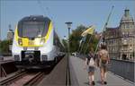 Hamsterbackenalarm am Bodensee. Testzug mit 3442-205, man beachte die Schreibweise, und dahinter 3442-204 treffen in Konstanz ein. Blick von der Rheinbrücke Richtung Petershausen. Juli 2017. 