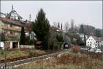 Tunnelausfahrt in heterogenem  Umfeld -

Westliche Ausfahrt des 948 Meter langen Überlinger West-Tunnels mit IRE nach Basel, der gleich die Station Überlingen Therme durchfahren wird. Die Bebauung hier ist recht uneinheitlich. Auf der Karte ist das Portal an der falschen Stelle eingezeichnet.

09.02.2018 (M)

