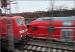 Alles irgendwie in Bewegung -

... der Fotostandpunkt und die Lok der Baureihe 111, der Gegenzug und auch die eigentlich feststehenden Dinge wie Signal-, Oberleitungsmasten und Gleise. Diese Dinge je näher am Betrachter umso bewegungsunschärfer.
 
Begegnung zweier RE-Züge von und nach Aalen zwischen Fellbach und Waiblingen.

Zur Geschichte des Bildes.
Ich griff in der S-Bahn zur Kamera aufgrund der Parallelfahrt des linke RE. Der Blick in den oberen Fahrgastraum mit einem Zeitung lesenden Fahrgastes. Bis die Kamera bereit war, fiel der RE zurück und der Gegenzug tauchte auf und so entstand diese ungewöhnliche und wie ich finde sehr dynamische Bild. 

19.02.2018 (M)