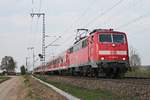 Mit einer RB (Offenburg - Basel Bad Bf) fuhr am 04.04.2017 die 111 062-6  Neuenburg am Rhein  nördlich von Müllheim (Baden) in Richtung Schweizer Grenze.