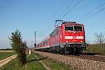 Mit einer RB nach Neuenburg (Baden), fuhr am 07.04.2017 die 111 054 bei Hügelheim über die KBS 703 ihrem vorletzten Zwischenhalt in Müllheim (Baden) entgegen.