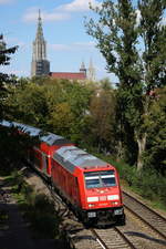 Am 8. September 2018 zieht 245 007 RE 4221 vor der Kulisse des Ulmer Münsters gen Süden.
