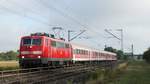 111 026 mit dem Radexpress Murgtäler in den ersten Sonnenstrahlen des Tages kurz vor Wiesloch-Walldorf. Aufgenommen am 26.8.2018 8:38