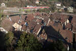 Über den Dächern der Altstadt - 

... von Laufenburg (CH) ist ein Dosto-Zug bei der Durchfahrt vom Bahnhof Laufenburg (Baden) zu sehen. Blick vom Burgturm.

23.03.2022