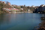 Am Rhein entlang -     Ein Dosto-Zug auf der Hochrheinstrecke durchfährt den Bahnhof Laufenburg (Baden).