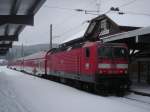 RB 31607 nach Neustadt (Schwarzwald) im Bahnhof Hinterzarten, planmige Abfahrt 17.14 Uhr, am 25. Mrz 2008 mit 4 Minuten Versptung