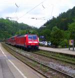 DB 146 236-5 mit dem RE 5184 von Kreuzlingen (CH) nach Karlsruhe Hbf, bei der Ausfahrt in Triberg; 20.06.2010