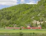 Im Donautal befindet sich IRE 3206 auf der Fahrt von Ulm nach Neustadt (Schwarzwald) am 13.05.2012 im Bahnhof von Hausen im Tal.