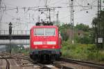 Nachschuss auf die Freiburger 111 054, als sie am 23.07.2014 mit einer RB aus Neuenburg (Baden) gen Norden in Müllheim (Baden).