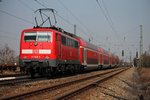 Nachschuss auf die ausfahrende 111 048-5, welche am 18.03.2015 als Ersatz für eine Freiburger 146.1 einen RE (Basel Bad Bf - Offenburg) aus dem Bahnhof Orschweier gen Norden schob.