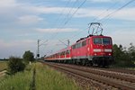 Nachschuss auf 111 054 am 13.05.2015, als sie eine RB (Basel Bad Bf - Offenburg) bei Hügelheim gen Norden schob.